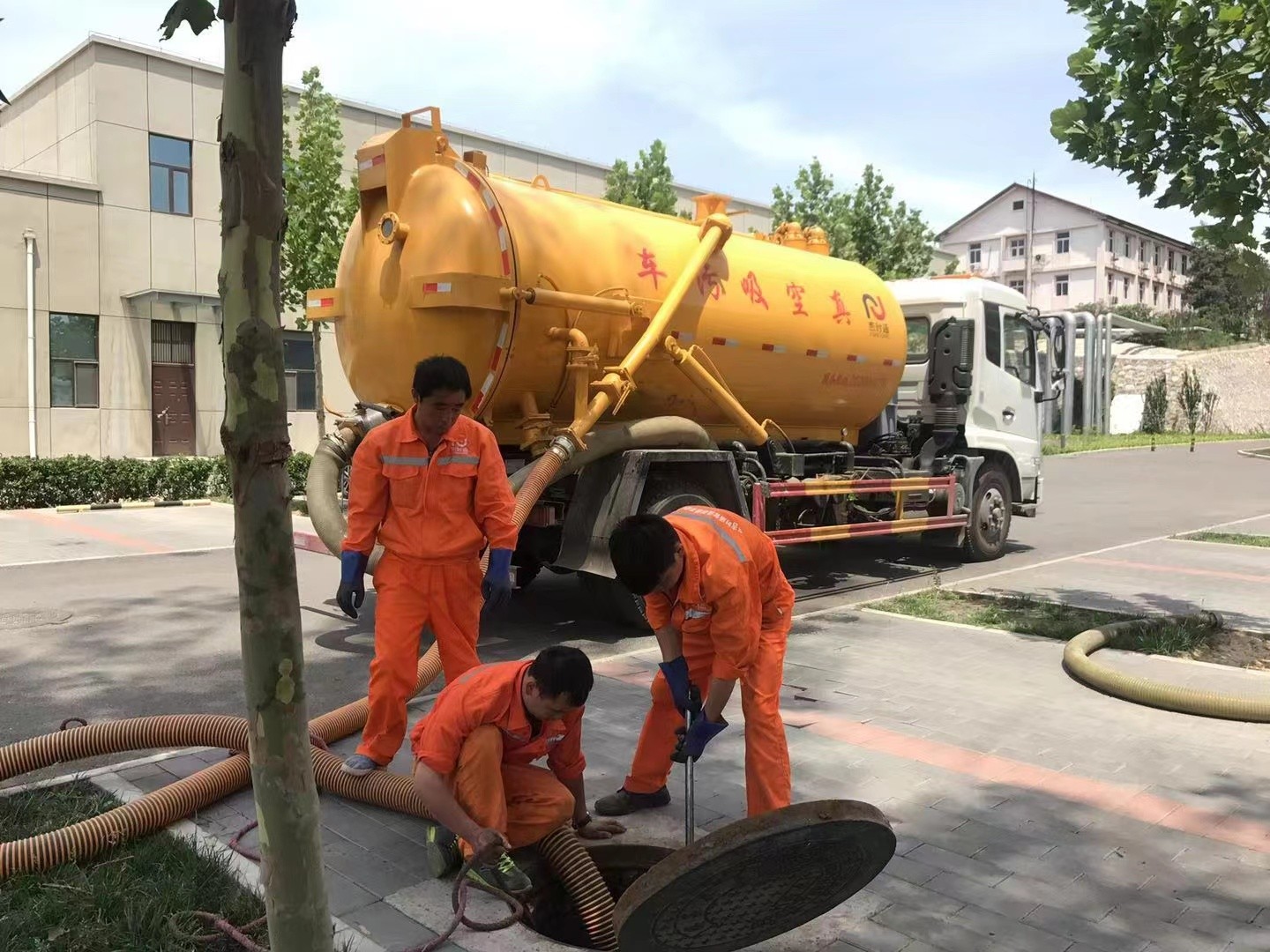 平阴管道疏通车停在窨井附近