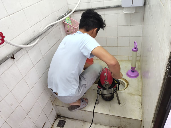 平阴管道堵塞冒臭气 专业师傅现场解决问题